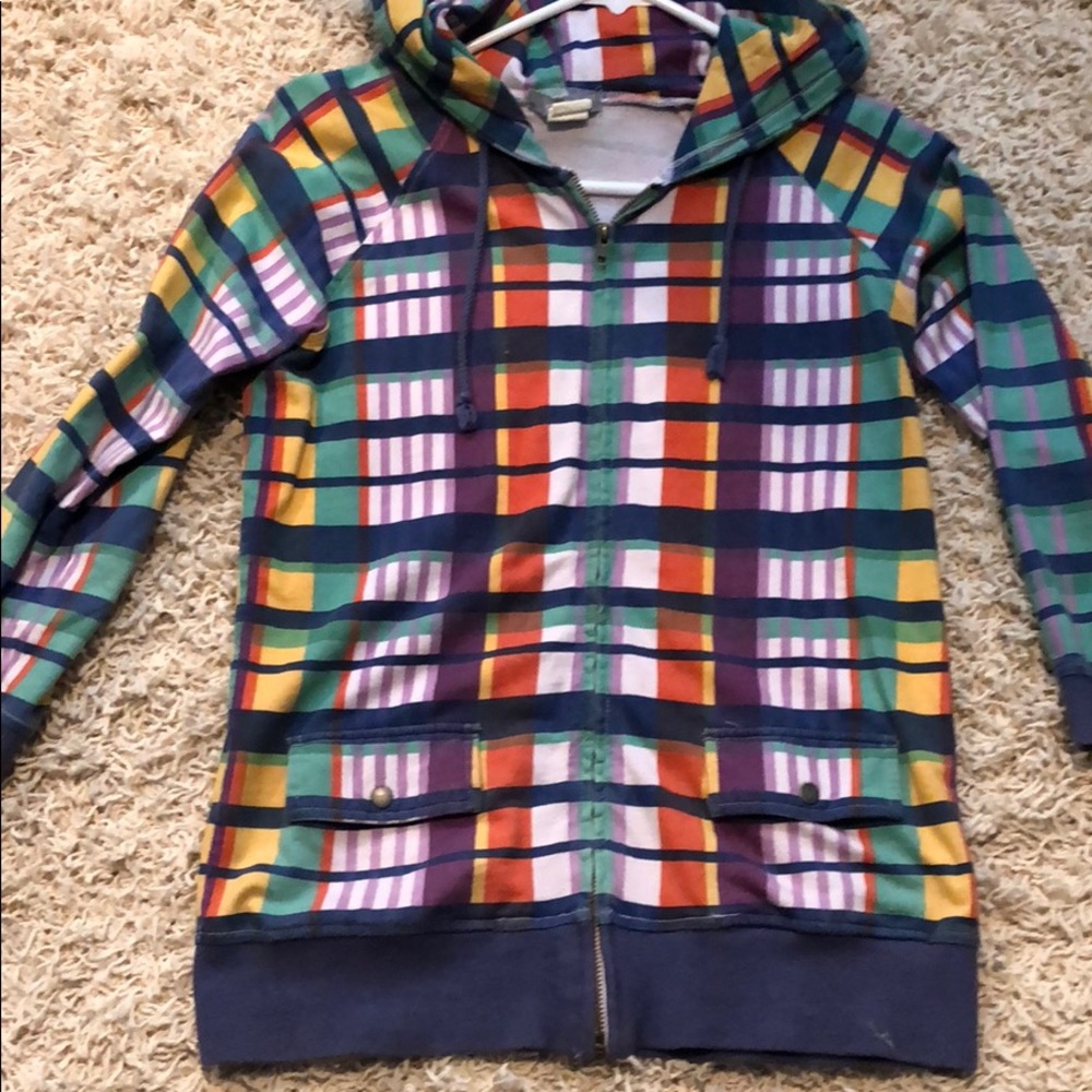 Multicolor three-quarter sleeve Zipper down.  (J)